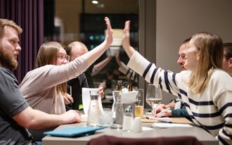 Freundesrunde bei der Quiznight im Bassena