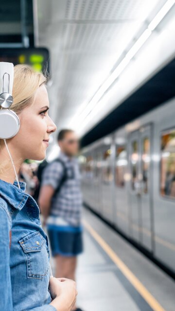 Frau in U-Bahn-Station in Wien, Österreich