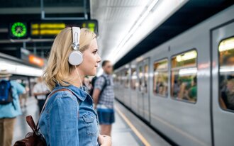 Frau in U-Bahn-Station in Wien, Österreich