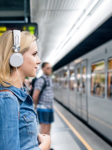 Frau in U-Bahn-Station in Wien, Österreich