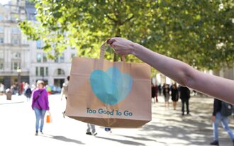 Tragetasche von Too Good To Go - eine Maßnahmen gegen Lebensmittelverschwendung bei den Bassena Hotels | © Too Good To Go