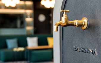 Wasserhahn Bassena in der Hotellobby